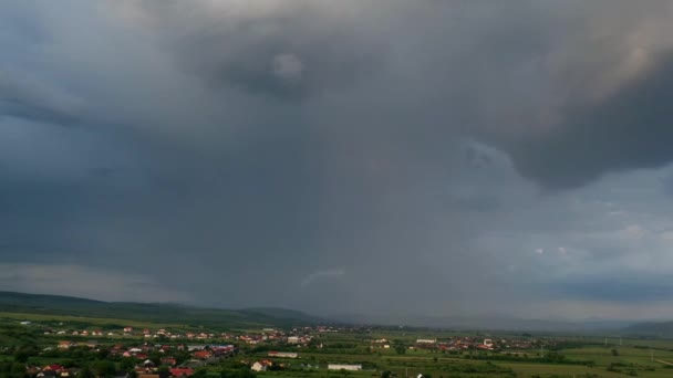 Video Cielo Drammatico Con Tuono Sopra Piccolo Villaggio Transilvania — Video Stock