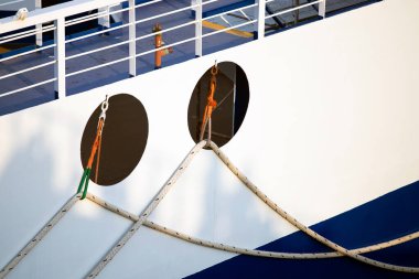 Geminin arka planında dolaşın. Yunan adaları konseptinde yaz tatili.