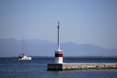 Yunanistan 'a özgü - Ege Denizi' nde tekne ve uçan martılarla deniz işareti