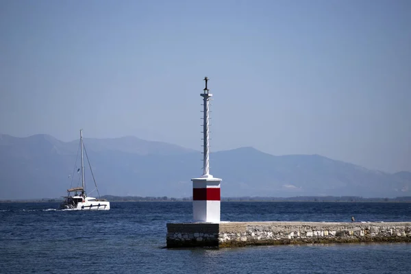 Yunanistan Özgü Ege Denizi Nde Tekne Uçan Martılarla Deniz Işareti — Stok fotoğraf