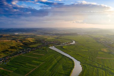 Romanya 'nın Transilvani kentinde nehrin kıvrımlı suları üzerine gün batımı, hava ve atmosfer manzarası. Romanya 'nın güzel kırsal-drone manzarası.