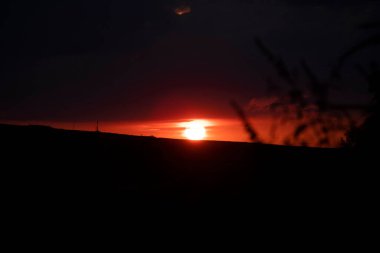 Transilvanya 'da turuncu gökyüzü ile güzel gün batımı.