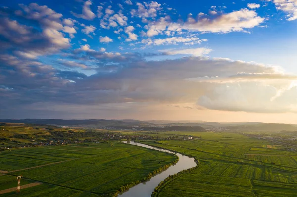 Západ Slunce Vzdušný Atmosférický Pohled Zakřivenou Řeku Někde Transylvánii Rumunsku — Stock fotografie