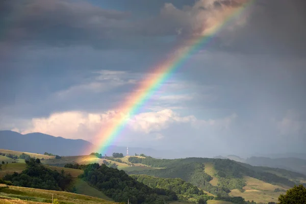 Regenbogen Über Grünen Hügeln Und Bergen Sommer — Stockfoto