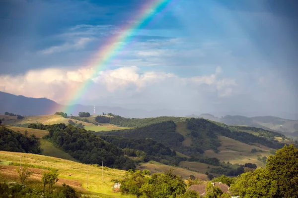 Regenbogen Über Grünen Hügeln Und Bergen Sommer — Stockfoto