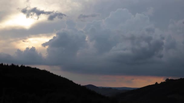 Zeitraffer Video Der Berglandschaft Bei Dramatischem Sonnenuntergang Drohnenblick Aus Der — Stockvideo