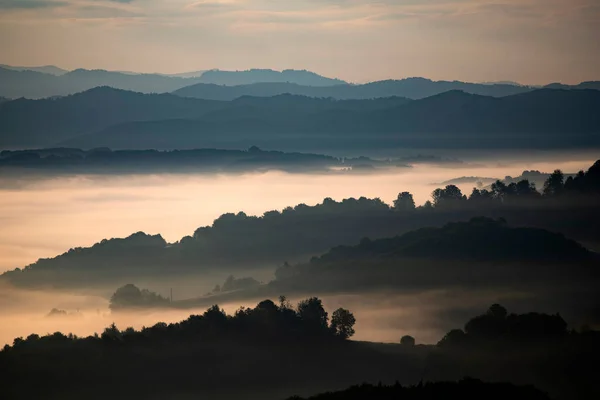 Schöne Landschaft Den Bergen Bei Sonnenaufgang Blick Auf Neblige Hügel — Stockfoto