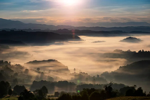 日出时山中美丽的风景 雾蒙蒙的山丘和被森林覆盖的山谷 — 图库照片