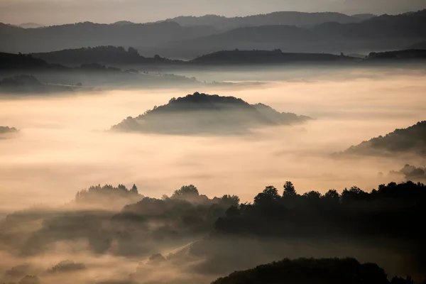 Schöne Landschaft Den Bergen Bei Sonnenaufgang Blick Auf Neblige Hügel — Stockfoto