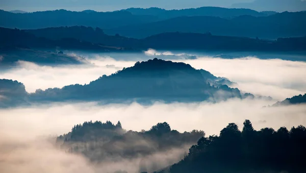 Schöne Landschaft Den Bergen Bei Sonnenaufgang Blick Auf Neblige Hügel — Stockfoto