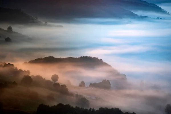 Schöne Landschaft Den Bergen Bei Sonnenaufgang Blick Auf Neblige Hügel — Stockfoto