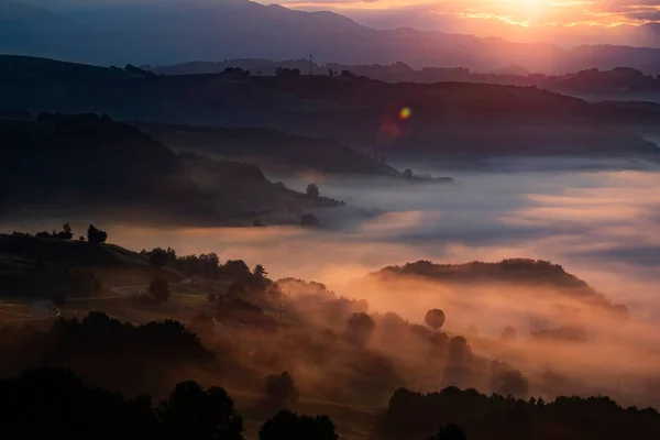 Красивий Пейзаж Горах Сході Сонця Вид Туманні Пагорби Долину Вкриті — стокове фото