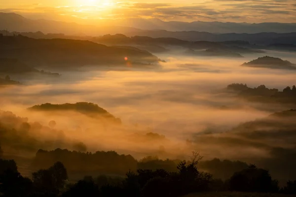 Schöne Landschaft Den Bergen Bei Sonnenaufgang Blick Auf Neblige Hügel — Stockfoto