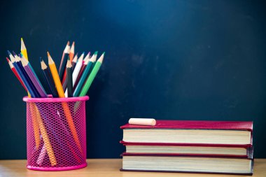 Okul Konseptine geri dönelim. Kara tahtaya karşı aksesuarlar ve kitaplar.