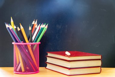 Okul Konseptine geri dönelim. Kara tahtaya karşı aksesuarlar ve kitaplar.