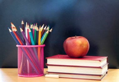 Coronavirüs salgınından sonra okula döndüm. Okul gereçleri, tıbbi maskeler, karatahta altyapısı. Öğrenme kavramı, sosyal mesafeyi koruma..