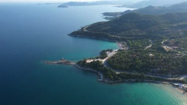 Yunanistan 'ın Kavala kenti yakınlarındaki yemyeşil tepelerle çevrili kıyı köyünün 4K görüntüleri.