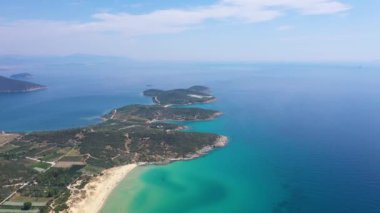 Yunanistan 'ın Kavala kenti yakınlarındaki yemyeşil tepelerle çevrili kıyı köyünün 4K görüntüleri.
