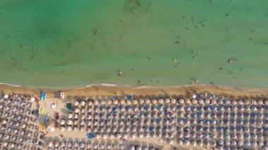 Tropikal kumlu sahil ve kristal berrak turkuaz suyla mavi okyanus manzarası..