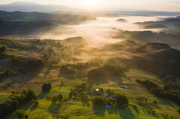 夏日空中俯瞰的川西万山雾蒙蒙的乡村山谷上的神奇日出 — 图库照片