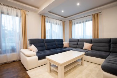 Modern oturma odasının içi - geniş açılı fotoğraf.