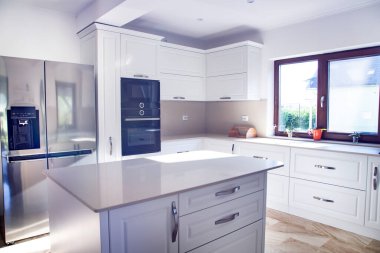 Modern, çağdaş mutfak odası iç mimarisi.