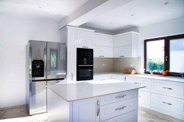 Modern, çağdaş mutfak odası iç mimarisi.