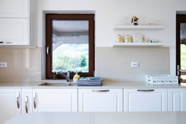 Modern, çağdaş mutfak odası iç mimarisi.