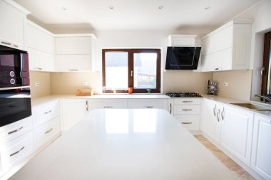 Modern, çağdaş mutfak odası iç mimarisi.