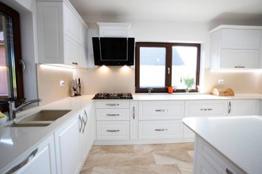 Modern, çağdaş mutfak odası iç mimarisi.