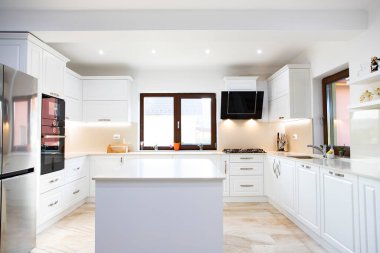 Modern, çağdaş mutfak odası iç mimarisi.