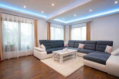 Modern oturma odasının içi - geniş açılı fotoğraf.