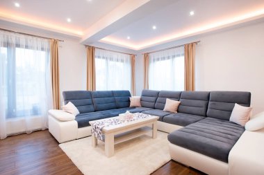 Modern oturma odasının içi - geniş açılı fotoğraf.