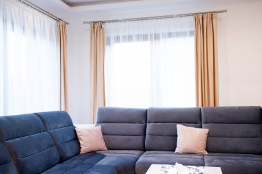 Modern oturma odasının içi - geniş açılı fotoğraf.