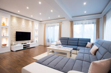 Modern oturma odasının içi - geniş açılı fotoğraf.