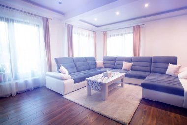 Modern oturma odasının içi - geniş açılı fotoğraf.