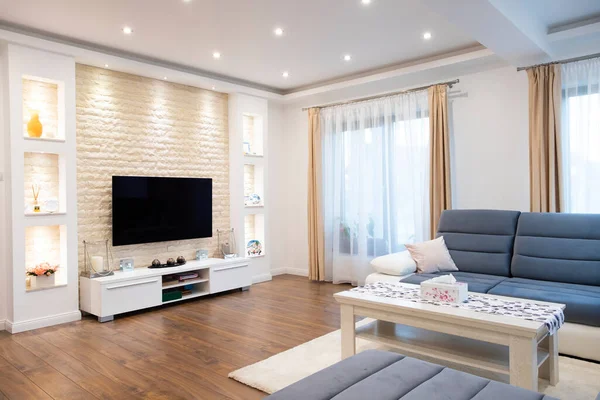 Modern oturma odasının içi - geniş açılı fotoğraf.