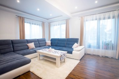 Modern oturma odasının içi - geniş açılı fotoğraf.