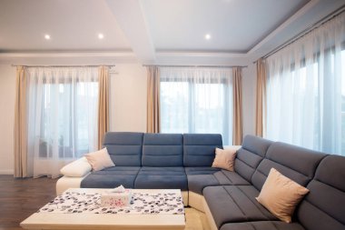 Modern oturma odasının içi - geniş açılı fotoğraf.