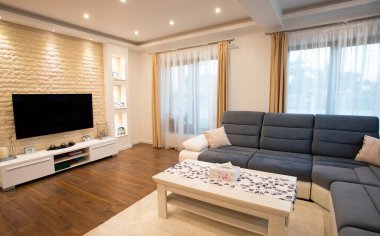 Modern oturma odasının içi - geniş açılı fotoğraf.