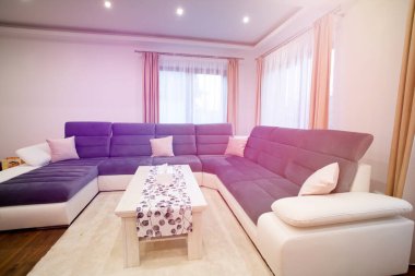 Modern oturma odasının içi - geniş açılı fotoğraf.