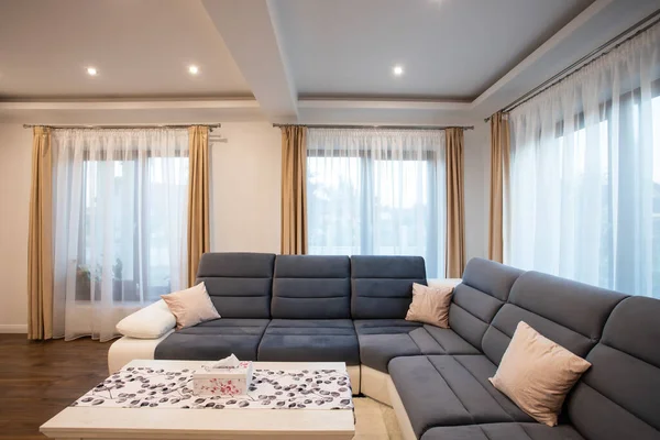 Modern oturma odasının içi - geniş açılı fotoğraf.