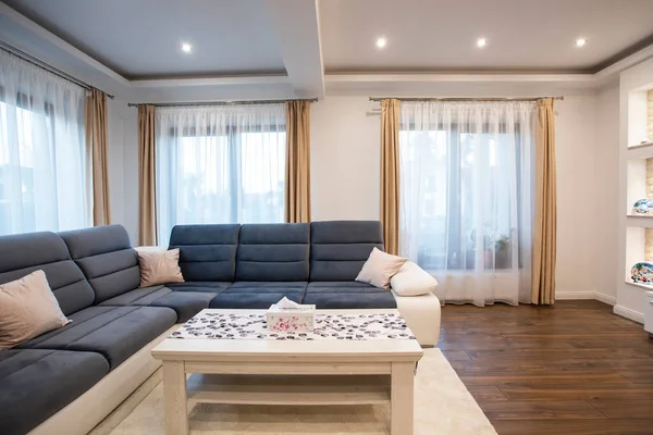 Modern oturma odasının içi - geniş açılı fotoğraf.