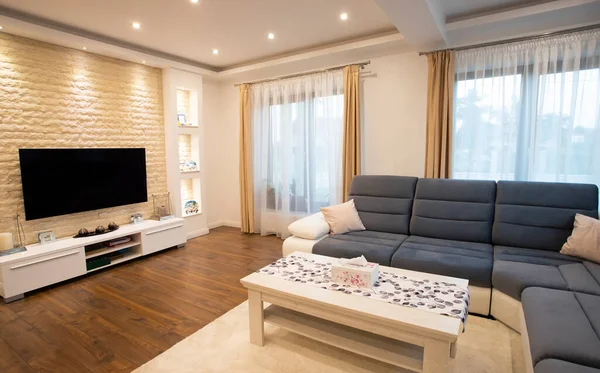 Modern oturma odasının içi - geniş açılı fotoğraf.