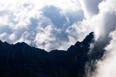 Sisin içinde dağ zirvesi. Fagaras Dağları, Romanya.