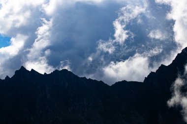 Sisin içinde dağ zirvesi. Fagaras Dağları, Romanya.