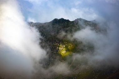 Sisin içinde dağ zirvesi. Fagaras Dağları, Romanya.