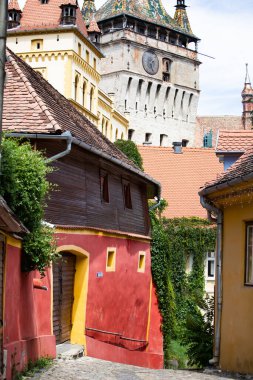 Sighisoara, Romanya. Taş, Avrupa 'nın Transilvanya bölgesindeki Sighisoara kalesinde renkli evleri olan eski sokakları asfaltladı.
