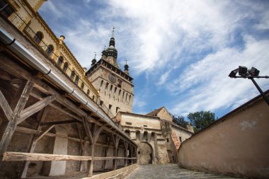 Sighisoara, Transilvanya, Romanya ünlü ortaçağ güçlendirilmiş kenti ve Saksonlar tarafından inşa edilen Saat Kulesi.