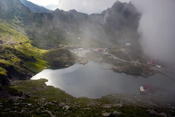 Balea Lake Dramatycznej Mglistej Pogodzie Piękne Miejsce Górach Fagaras Rumunii — Zdjęcie stockowe